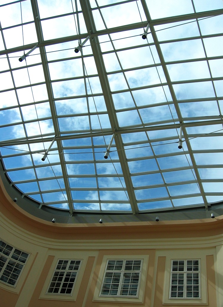 Contrast Modern and Historical Architecture © Slidepix