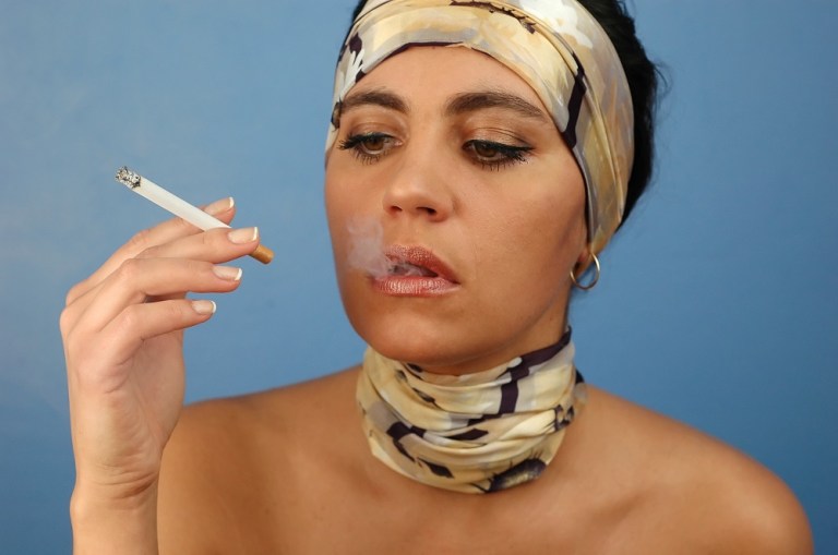 Lady Smoking © Abdone